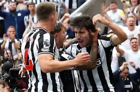 今夜纽卡斯尔调整名单以备法国杯;内部沟通环节打磨;态度坚定;临场指挥获称赞(萨巴伦卡进级比分) 今夜纽卡斯尔调整名单以备法国杯;内部沟通环节打磨;态度坚定;临场指挥获称赞(萨巴伦卡进级比分)