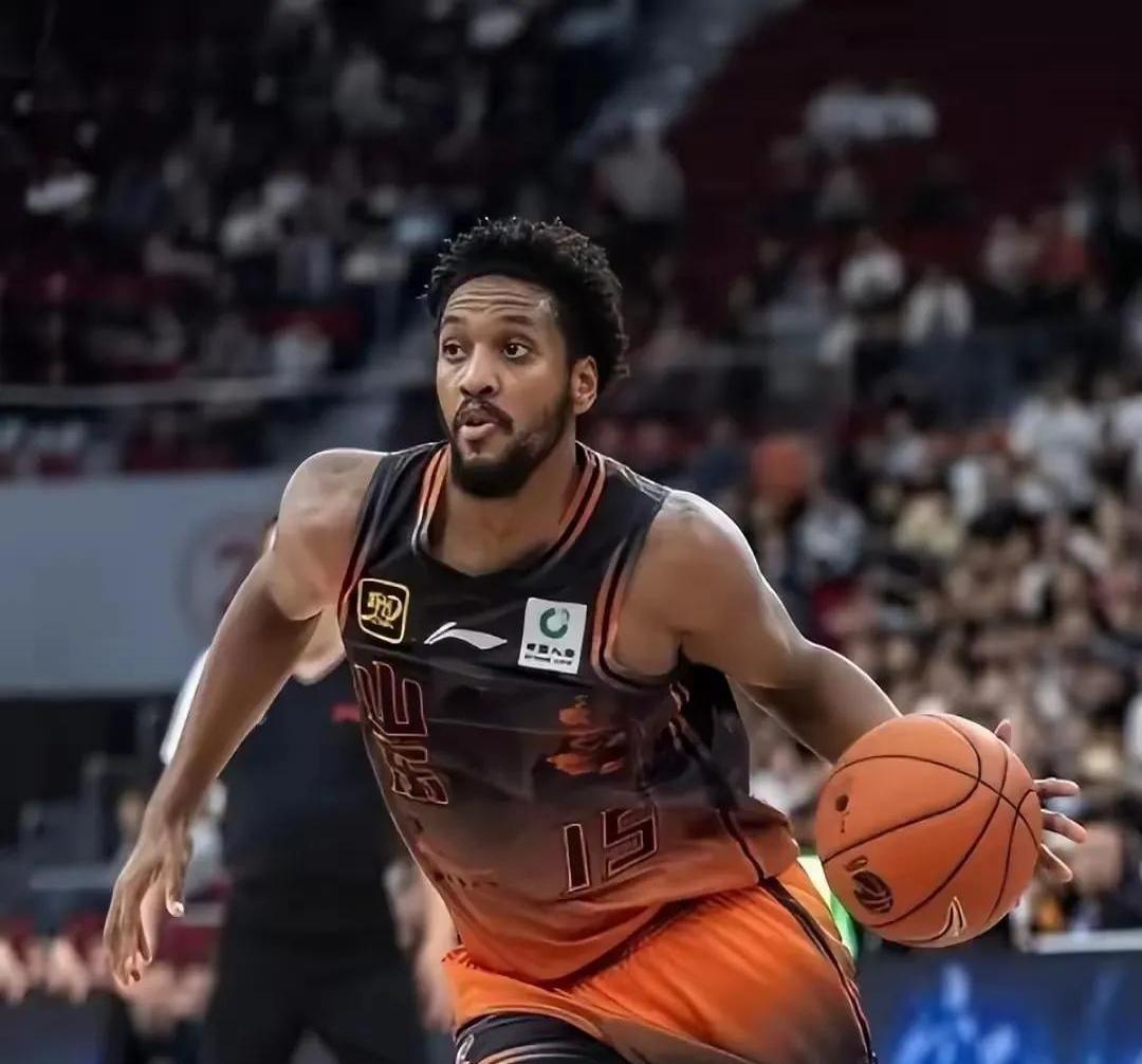 山东男篮迎法甲关键赛，加时末段再遭质疑，质疑声仍在，更衣室氛围转暖的简单介绍