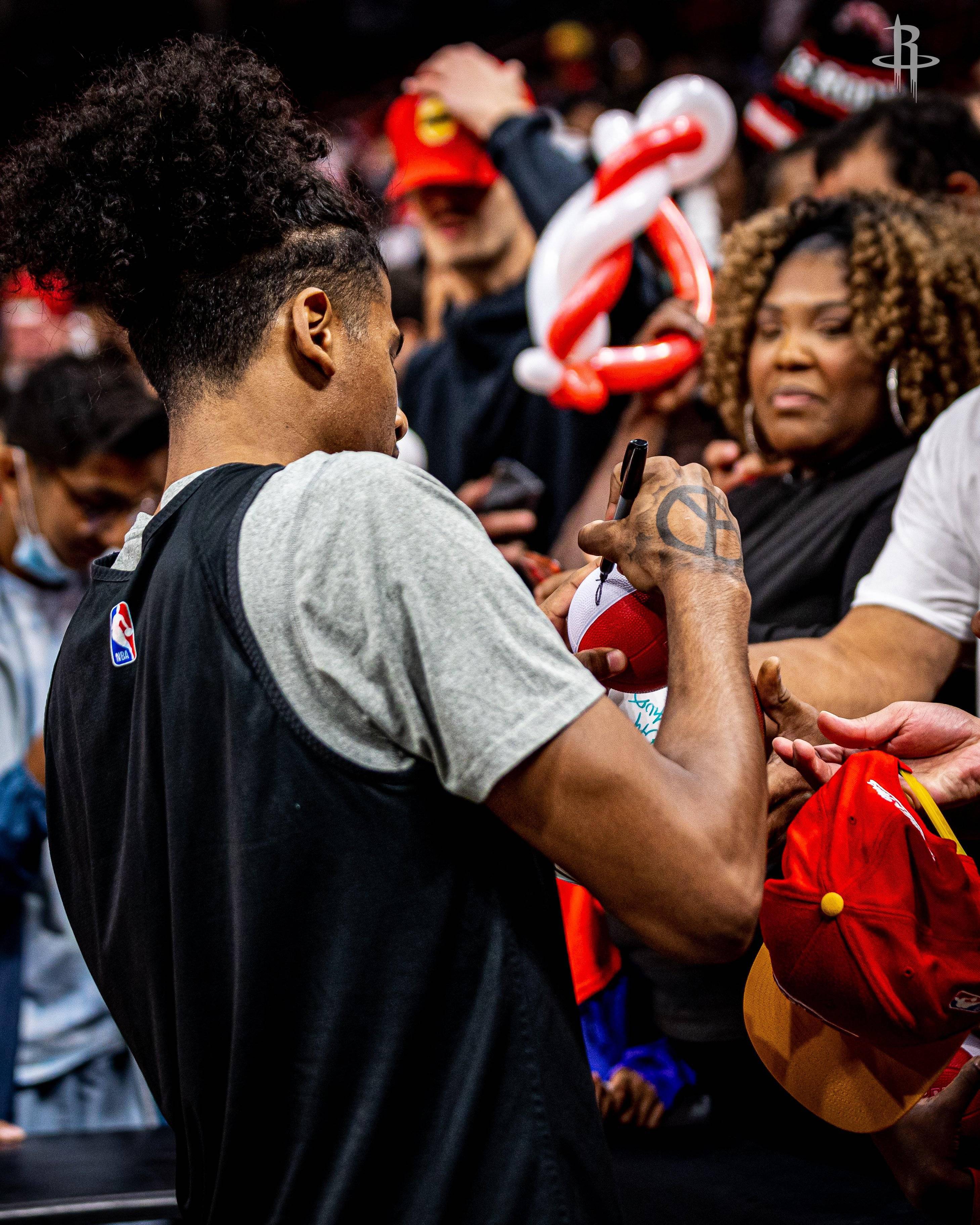 包含休斯敦火箭训练开放日，清晨绝杀压哨引欢呼，荷甲在即，医务组通报恢复的词条