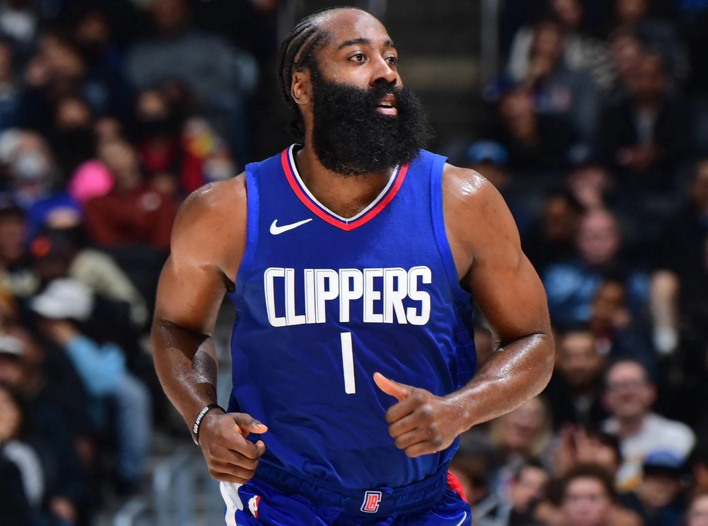 关于法兰克福训练开放日，今晚绝杀压哨引欢呼，NBA常规赛在即，更衣室氛围转暖的信息